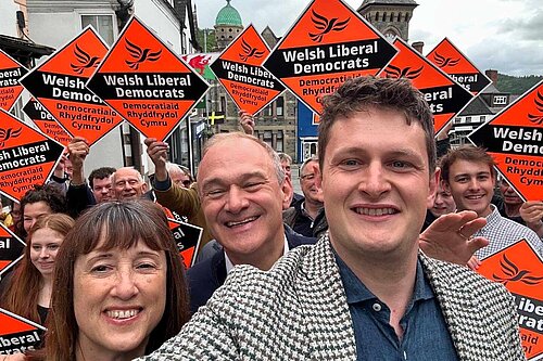 Jane Dodds, Ed Davey and David Chadwick take selfie with volunteers